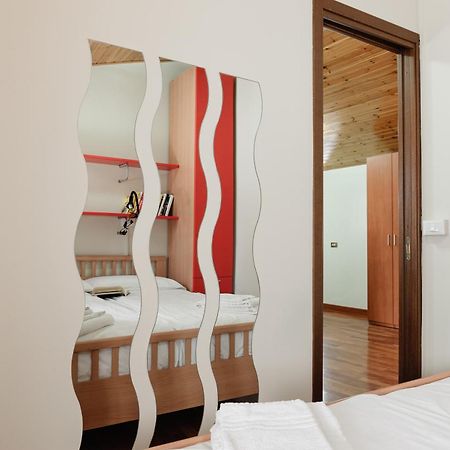 Ferienwohnung Palazzina Gelsomino Desenzano del Garda Exterior foto