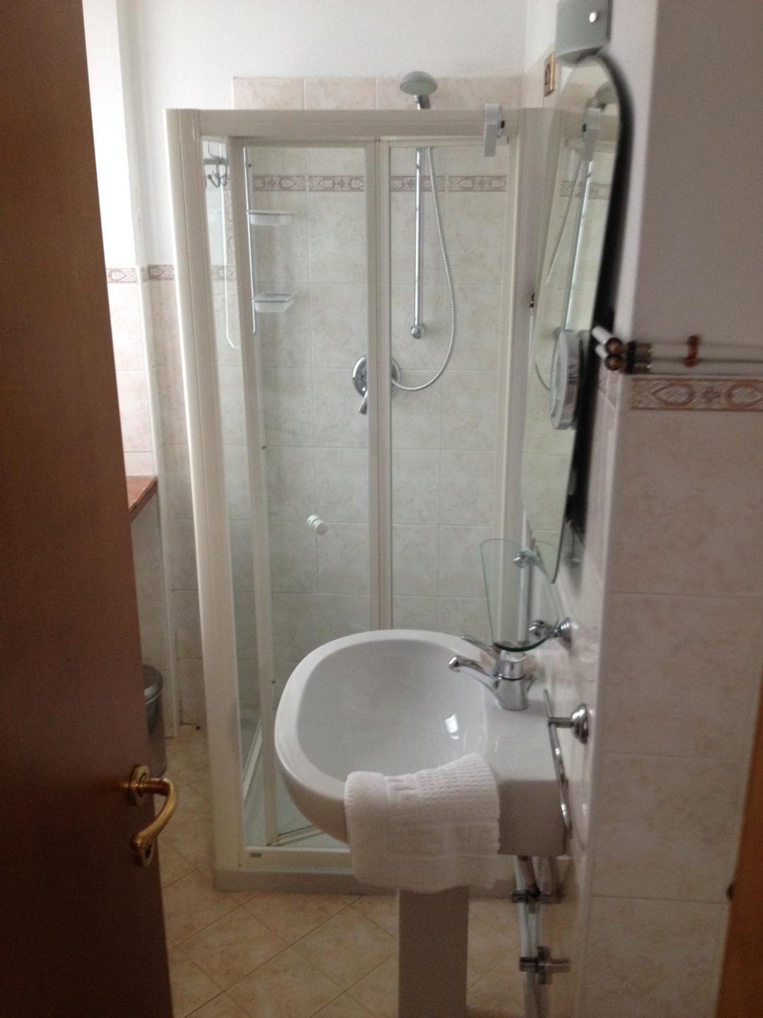 Ferienwohnung Palazzina Gelsomino Desenzano del Garda Zimmer foto